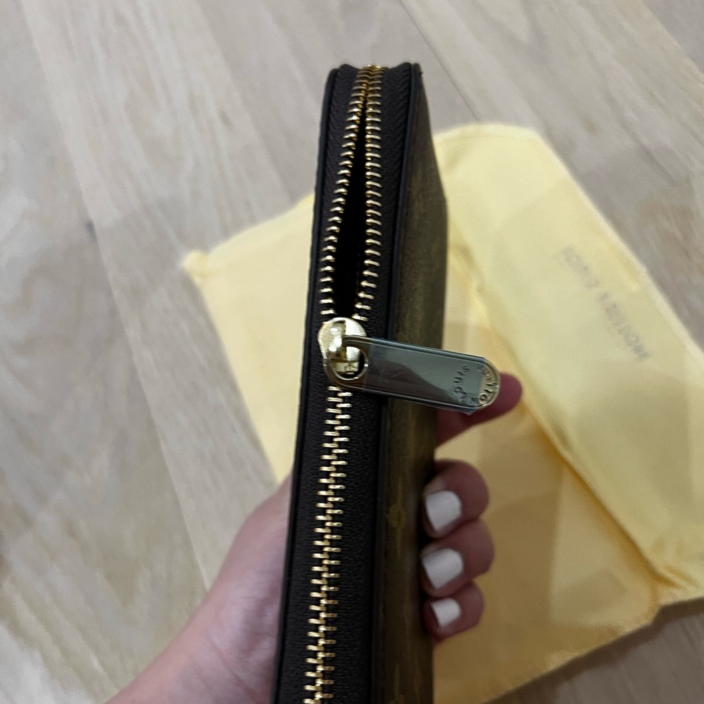 High quality ‘superfake’ Louis Vuitton Monogram Zip Wallet in Brown and Gold - Picture 4 of 7